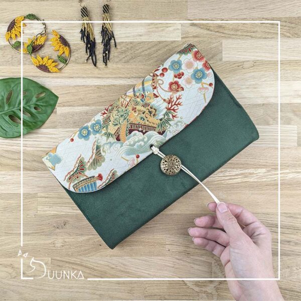 Pochette livre broché > 28€