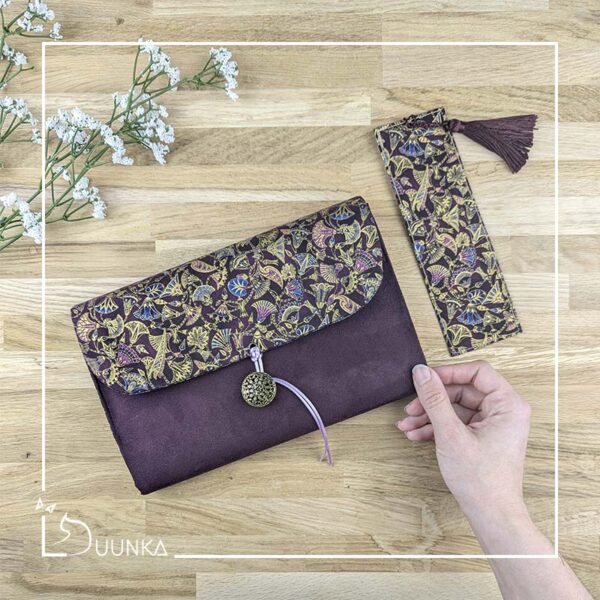 Pochette livre broché + marque page > 40€