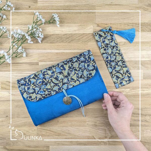 Pochette livre broché + marque page > 40€
