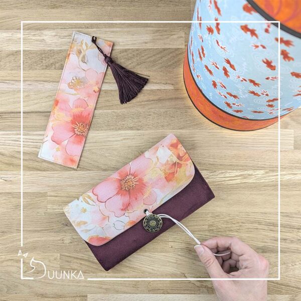 Pochette livre de poche + marque page > 36€