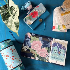 pochette livre en tissu japonais fait main sur un livre